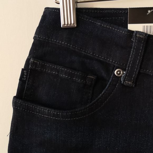 NWT Lee Jeans, Size 6 Long, Dark Blue, Relaxed Straight, Mid-rise. - Picture 4 of 7